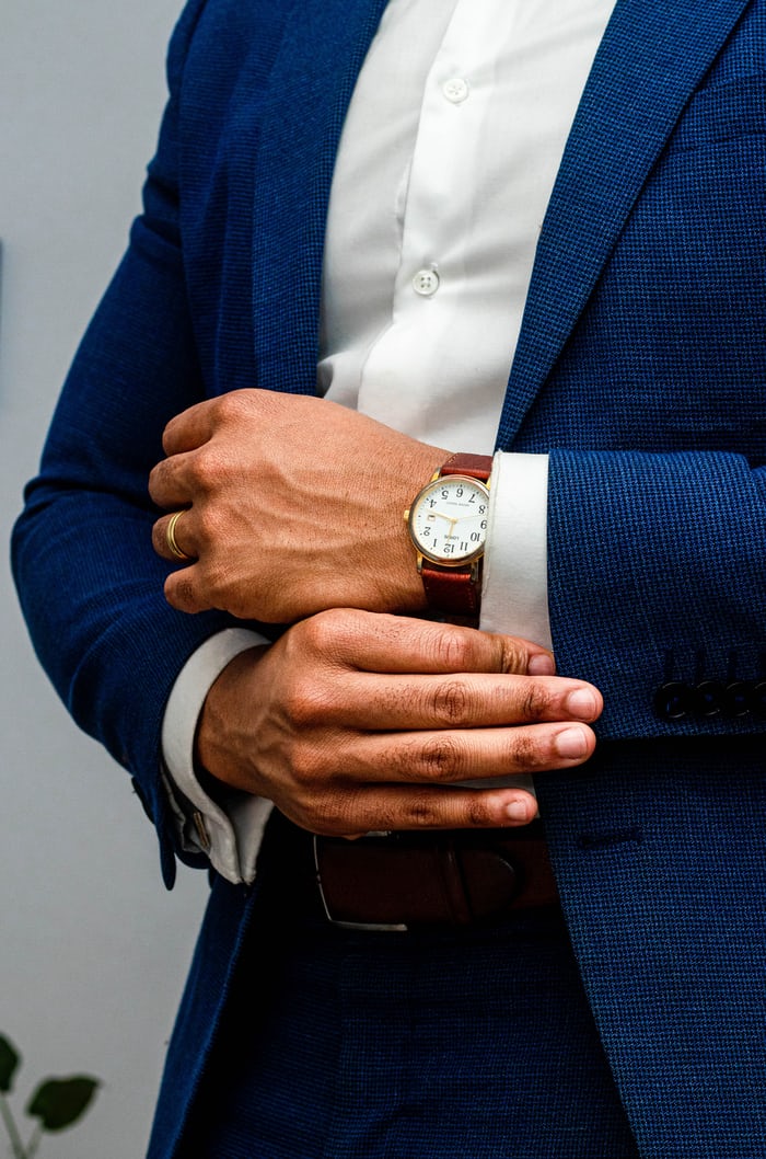 Wool and High Twist, Which one Better Material for Making a Man Suit?